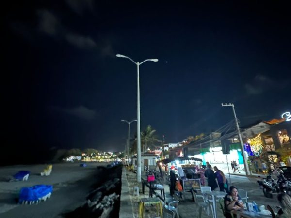 Calcação de Ponta Negra às escuras, em Natal — Foto: Kleber Teixeira/Inter TV Cabugi