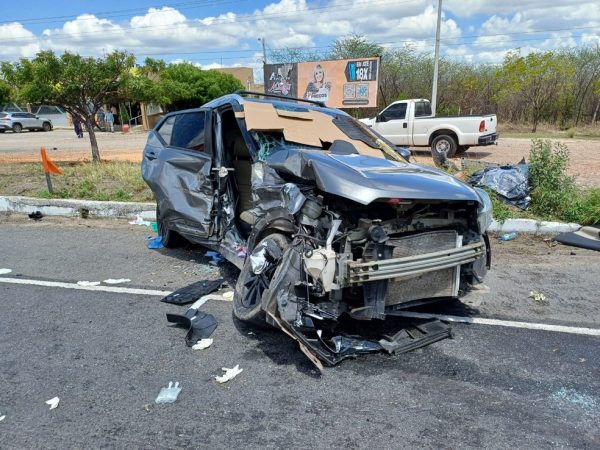 Três pessoas que estavam na caminhonete ficaram feridas — Foto: PRF/Cedida
