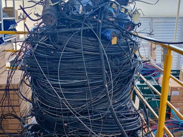 Operação retira 15 toneladas de cabos irregulares de telecomunicações dos postes no RN — Foto: Divulgação / Neoenergia Cosern