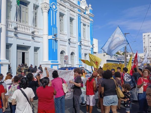 Protesto aconteceu na tarde desta terça-feira (21) em frente ao Palácio Felipe Camarão — Foto: Brunno Rocha/Inter TV Cabugi