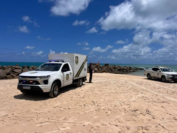 Itep foi chamado à praia para recolher corpo de adolescente que morreu afogada — Foto: Vinícius Marinho/Inter TV Cabugi