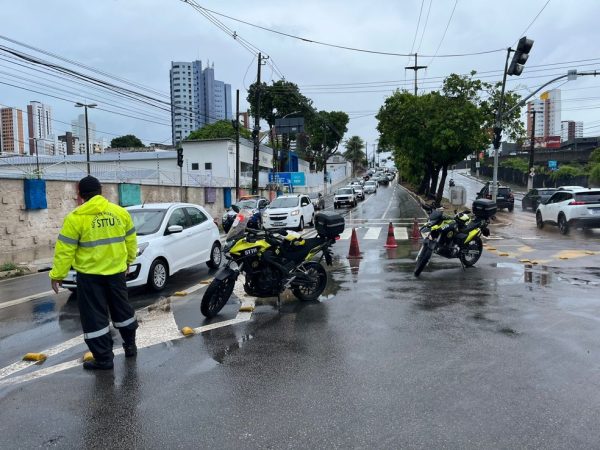 Agentes da STTU interditam trecho de avenida no bairro Tirol — Foto: Philipe Salvador/Inter TV Cabugi
