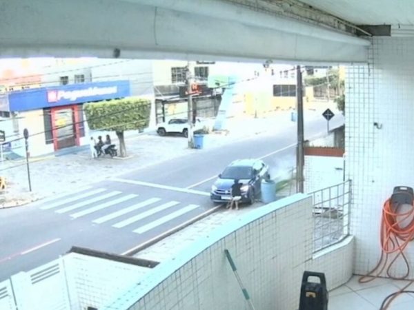 Momento em que zelador é atingido por carro foi registro pela câmera do circuito de segurança local, no bairro do Bessa, em João Pessoa — Foto: TV Cabo Branco/Reprodução