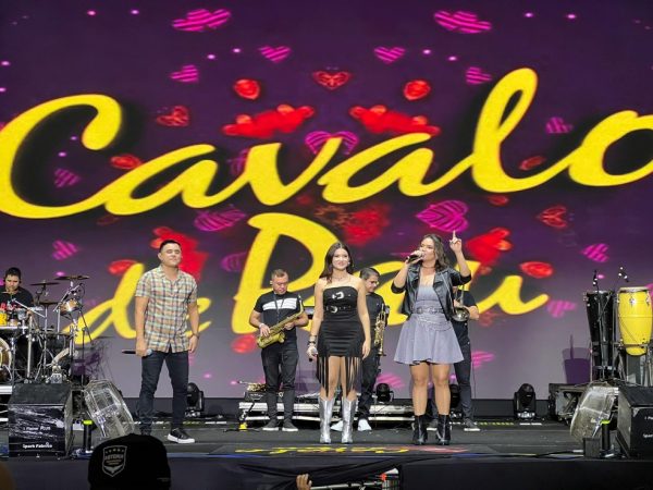Banda Cavalo de Pau no São João 2025 de Campina Grande — Foto: Erickson Nogueira/g1