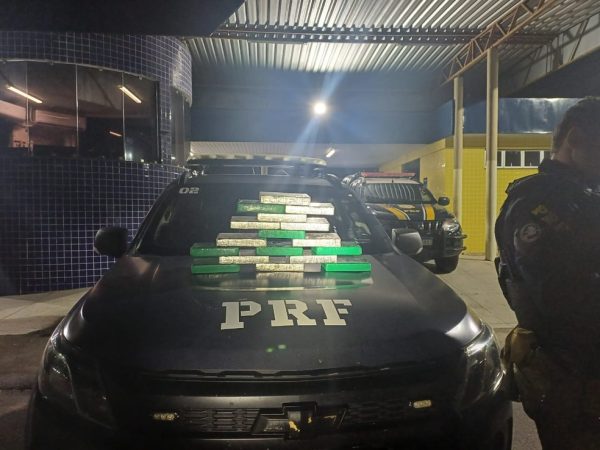 Cocaína apreendida pela Polícia Rodoviária Federal em carro na BR-304 — Foto: PRF/Divulgação