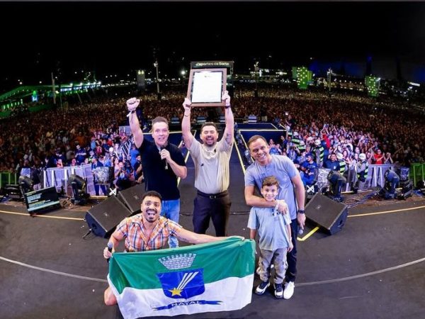 Xand Avião recebe título de Cidadão Natalense durante show no São João de Natal — Foto: Reprodução/Instagram
