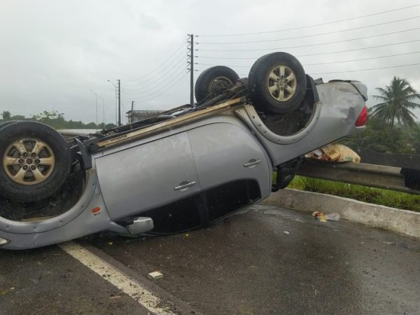 Capotamento na BR-230, entre João Pessoa e Campina Grande — Foto: Yanka Oliviera / TV Cabo Branco