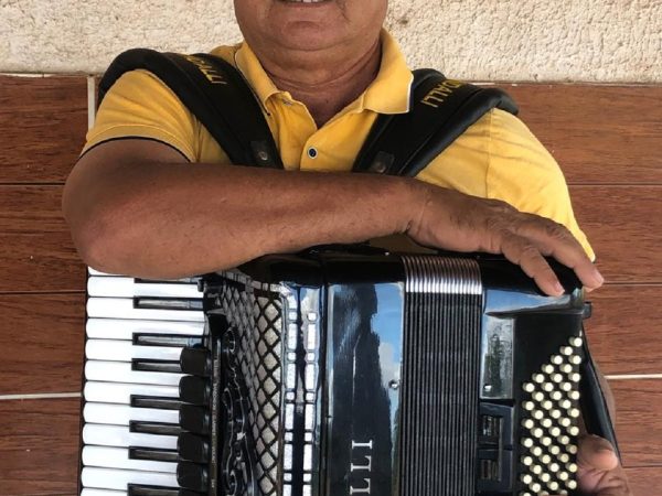 Diassis Gama tem 57 anos e mais de 40 dedicados à sanfona — Foto: Cedida