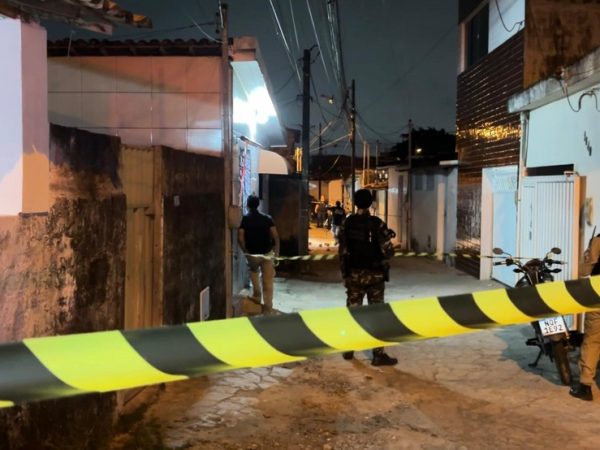 Homem é morto com 18 tiros em frente à casa onde morava, em João Pessoa — Foto: Flávio Fernandes/TV Cabo Branco