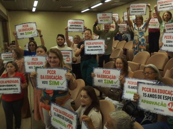 Profissionais da educação acompanharam aprovação do plano de carreira — Foto: Junior Bizunga / Sinte
