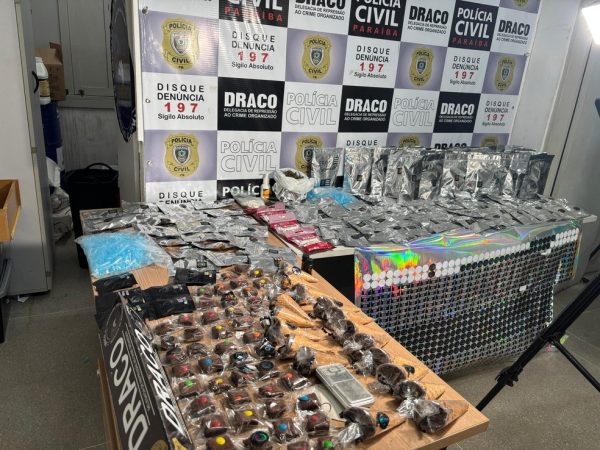 Homem é preso suspeito de criar site para vender drogas por delivery, em Campina Grande — Foto: Lídice Pegado/TV Paraíba