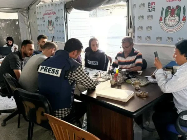 Gaza, 25/09/2025 - Reunião com jornalistas em tenda improvisada para repórteres na Cidade de Gaza. Foto: Sindicato dos Jornalistas da Palestina/Divulgação