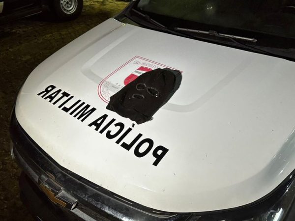 Balaclava foi colocada na cabeça da vítima de sequestro na Grande Natal — Foto: Kleber Teixeira/Inter TV Cabugi