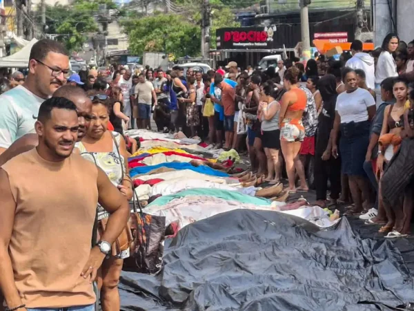 Rio de Janeiro (RJ), 29/10/2025 - Dezenas de corpos são trazidos por moradores para a Praça São Lucas, na Penha, zona norte do Rio de Janeiro, após ação policial da Operação Contenção. Foto: Eusébio Gomes/TV Brasil