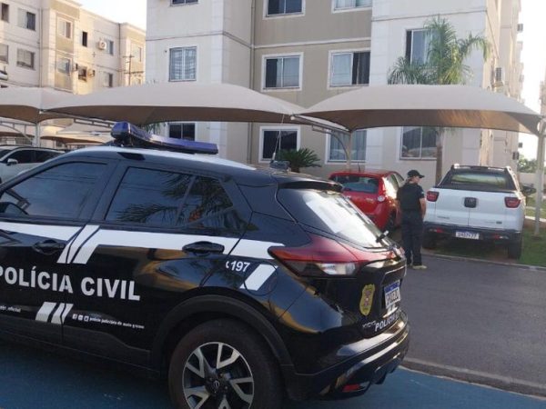 Viatura da polícia em frente ao local onde os mandados contra o suspeito foram cumpridos — Foto: Polícia Civil de Mato Grosso