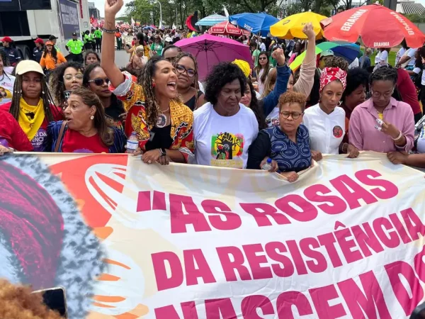 Brasília (DF), 25/11/2025 – Ministra da Igualdade Racial, Anielle Franco, ao lado da deputada Benedita da Silva, participa da Marcha de Mulheres Negras 2025. Foto: Leticia de Maceno/Instituto Marielle Franco
