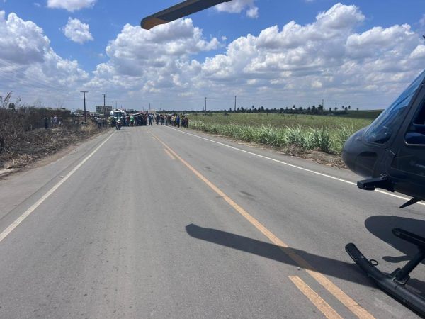 Uma pessoa morreu e outras quatro ficaram feridas em acidentre entre Paraíba e Pernambuco — Foto: PRF