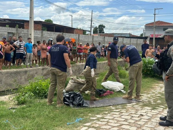 Corpo de bebê foi encontrado próximo a vala no bairro Santo Antônio, em Mossoró — Foto: Iara Nóbrega/Inter TV Costa Branca