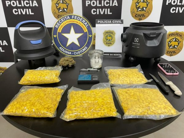 Carga apreendida estava dentro de aspirador de pó — Foto: Divulgação/Receita Federal