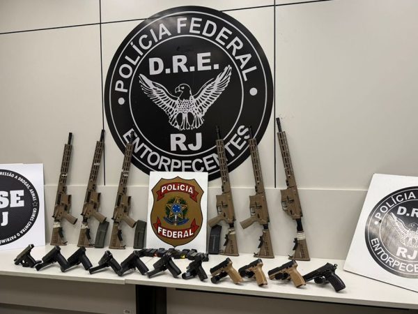 Rio de Janeiro (RJ), 06/04/2026 - Armas apreendidas pela PF com casal que dirigia para o Rio de Janeiro pela Via Dutra. Foto: PF/Divulgação