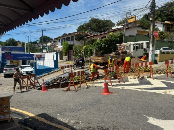 Cratera se abre em rua de acesso à praia de Ponta Negra, em Natal — Foto: Sérgio Henrique Santos/Inter TV Cabugi