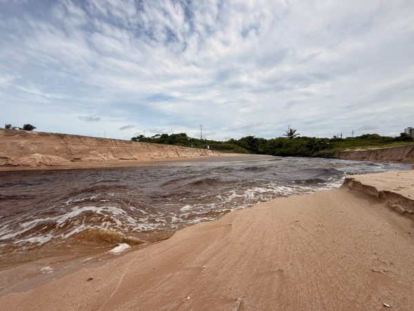 'Enxurrada' de água escura é registrada desaguando em praia da grande João Pessoa — Foto: Zuila David/TV Cabo Branco