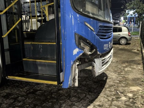 Frente do ônbius após a situação em Cuiá, em João Pessoa — Foto: Flávio Fernandes/TV Cabo Branco