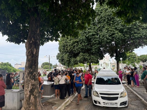 Jovem atropelado e morto por motorista de ônibus após discussão, em João Pessoa, é enterrado — Foto: Ana Beatriz Rocha/TV Cabo Branco