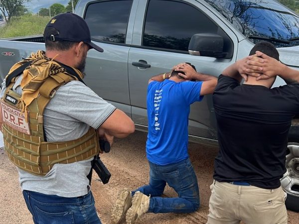 Momento em que suspeitos foram presos — Foto: Divulgação/Polícia Civil