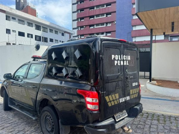 Carro da Polícia Penal na entrada do Fórum Miguel Seabra Fagundes, em Natal — Foto: Sérgio Henrique Santos/Inter TV Cabugi
