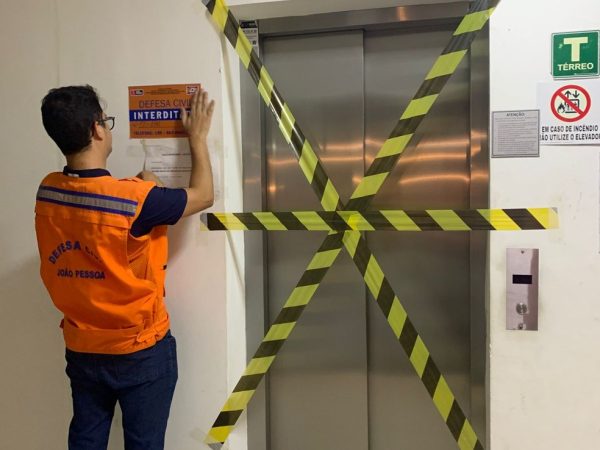Elevador interditado após um equipamento desabar com mulher dentro, em João Pessoa — Foto: TV Cabo Branco