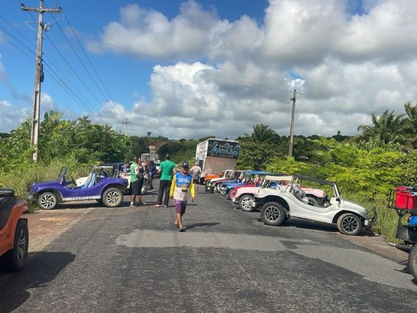 Bugueiros protestam e fecham PB-008 após bloqueio indígena na Praia de Gramame — Foto: Juliana Amaral / Arquivo pessoal