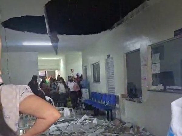 Teto de policlínica desaba em Pedras de Fogo, na Paraíba, e deixa três pessoas feridas — Foto: Reprodução