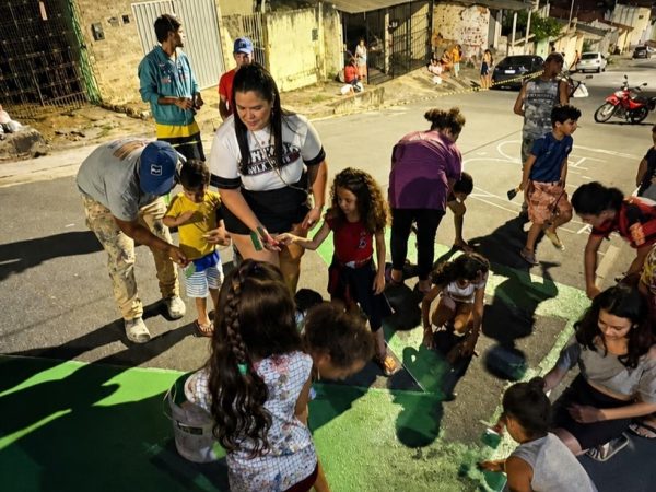 Crianças pintando rua em Campina Grande — Foto: Foto: Reprodução arquivo pessoal.
