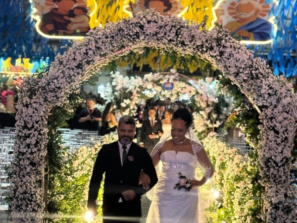 Casal que se conheceu há um ano no Parque do Povo se casou nesta sexta-feira (12), Dia dos Namorados, no Casamento Coletivo — Foto: Bruna Couto/g1