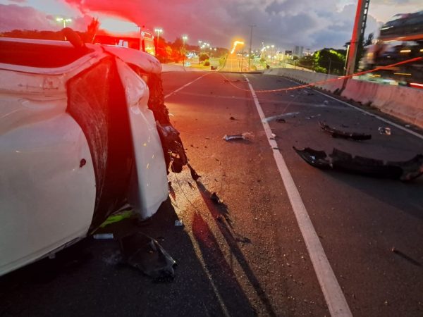 Entregador fica ferido após colidir carro na traseira de caminhonete na BR-230, em João Pessoa — Foto: Reprodução / PRF