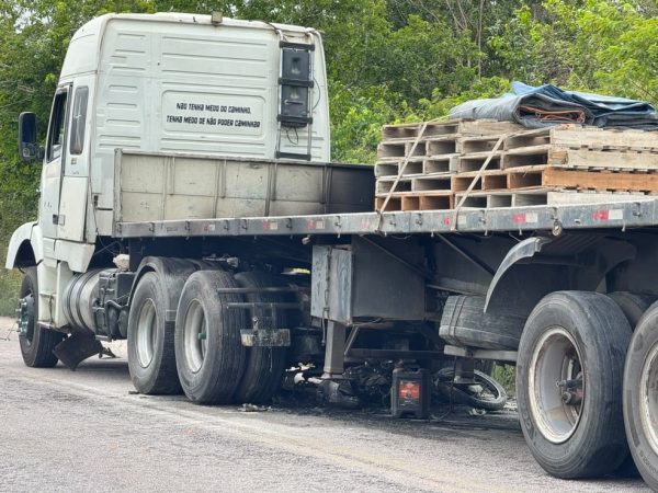 Moto foi parar embaixo de caminhão — Foto: Sérgio Henrique Santos/Inter TV Cabugi