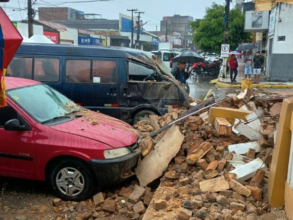 Desabamento foi registrado na manhã deste sábado (27) — Foto: Reprodução/TV Paraíba