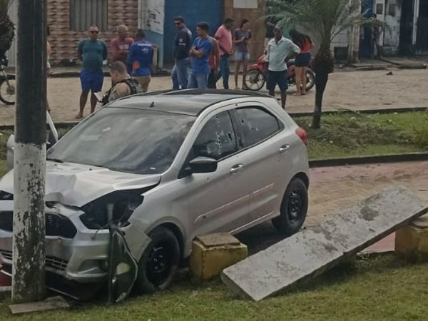Após ser atingido por tiros, vítima perdeu o controle e bateu carro em poste — Foto: Flávio Fernandes/TV Cabo Branco