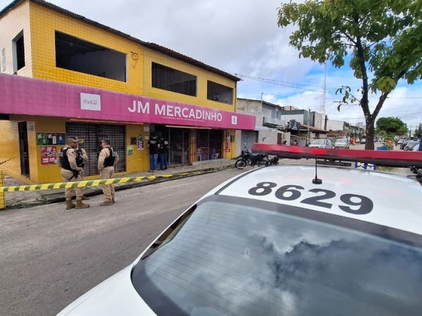 Homem é morto dentro de mercadinho enquanto comprava cerveja, em João Pessoa — Foto: Plínio Almeida/TV Cabo Branco