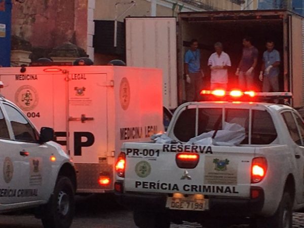 Corpos foram levados para o Instituto de Técnico-Científico de Polícia (ITEP) (Foto: Emmily Virgílio/Inter TV)