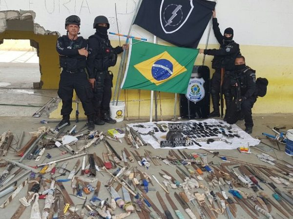 Armas brancas e celulares foram apreendidos nesta sexta (27) em Alcaçuz durante intervenção (Foto: G1 RN)