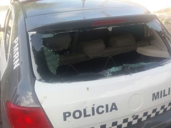 Viatura foi alvo de disparos na base da PM em Morro Branco (Foto: Divulgação/PM)