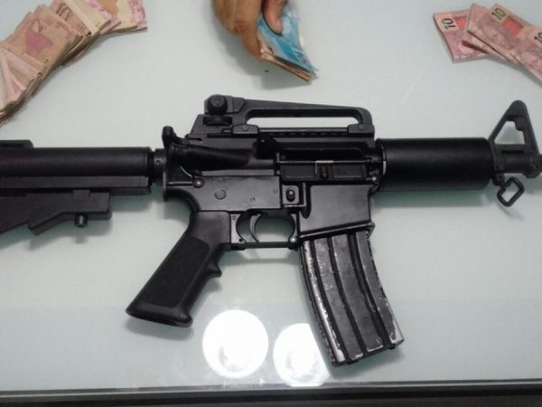Segundo a PM, fuzil é de uso restrito das Forças Armadas (Foto: Divulgação/PM)