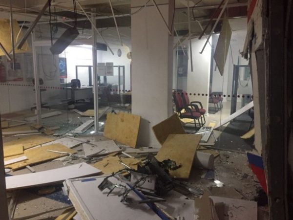 Com a explosão, agência bancária em Caraúbas ficou parcialmente destruída (Foto: Focoelho)