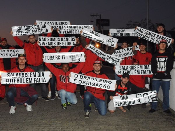 Torcedores levaram muitas faixas de protesto contra o time e a diretoria (Foto: Fred Gomes / GloboEsporte.com)