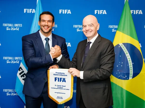 São Paulo (SP), 21/06/2025 - O presidente da Confederação Brasileira de Futebol (CBF), Samir Xaud, manifestou à Federação Internacional de Futebol (Fifa) interesse de realizar, no Brasil, a próxima Copa do Mundo de Clubes, em 2029. O dirigente comunicou a proposta ao presidente da Fifa, Gianni Infantino, durante encontro da Cúpula Executiva de Futebol da entidade máxima da modalidade, que terminou neste sábado (21), em Miami, nos Estados Unidos, uma das sedes da edição deste ano do torneio. Foto: FIFA/Divulgação