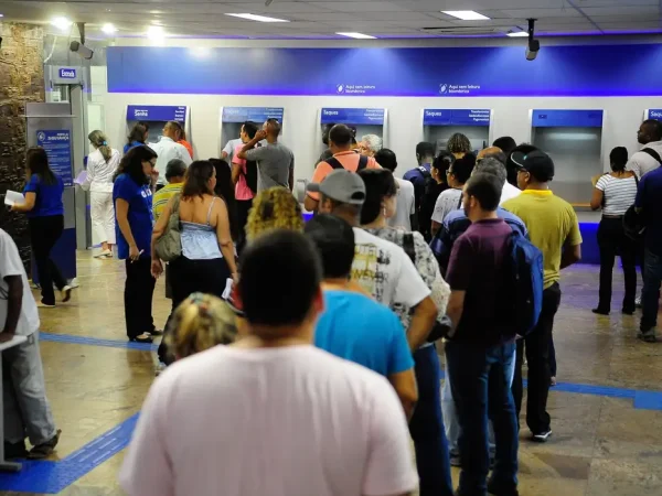 Caixa antecipa atendimentos nas agências do país