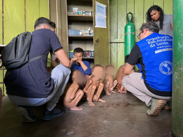 Desde o início dos atendimentos, técnicos do Ministério da Saúde resgataram ao menos oito pacientes crianças, que estão em estado grave. — Foto: Condisi-YY/Divulgação
