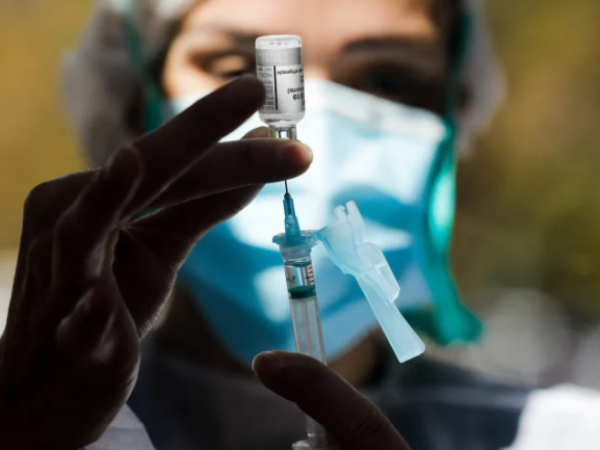 Os especialistas da OMS têm feito constantes revisões de estudos sobre as vacinas. — Foto: Divulgação